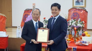 吳新興委員長表揚給東京台灣商工會會長陳五福的熱心捐款