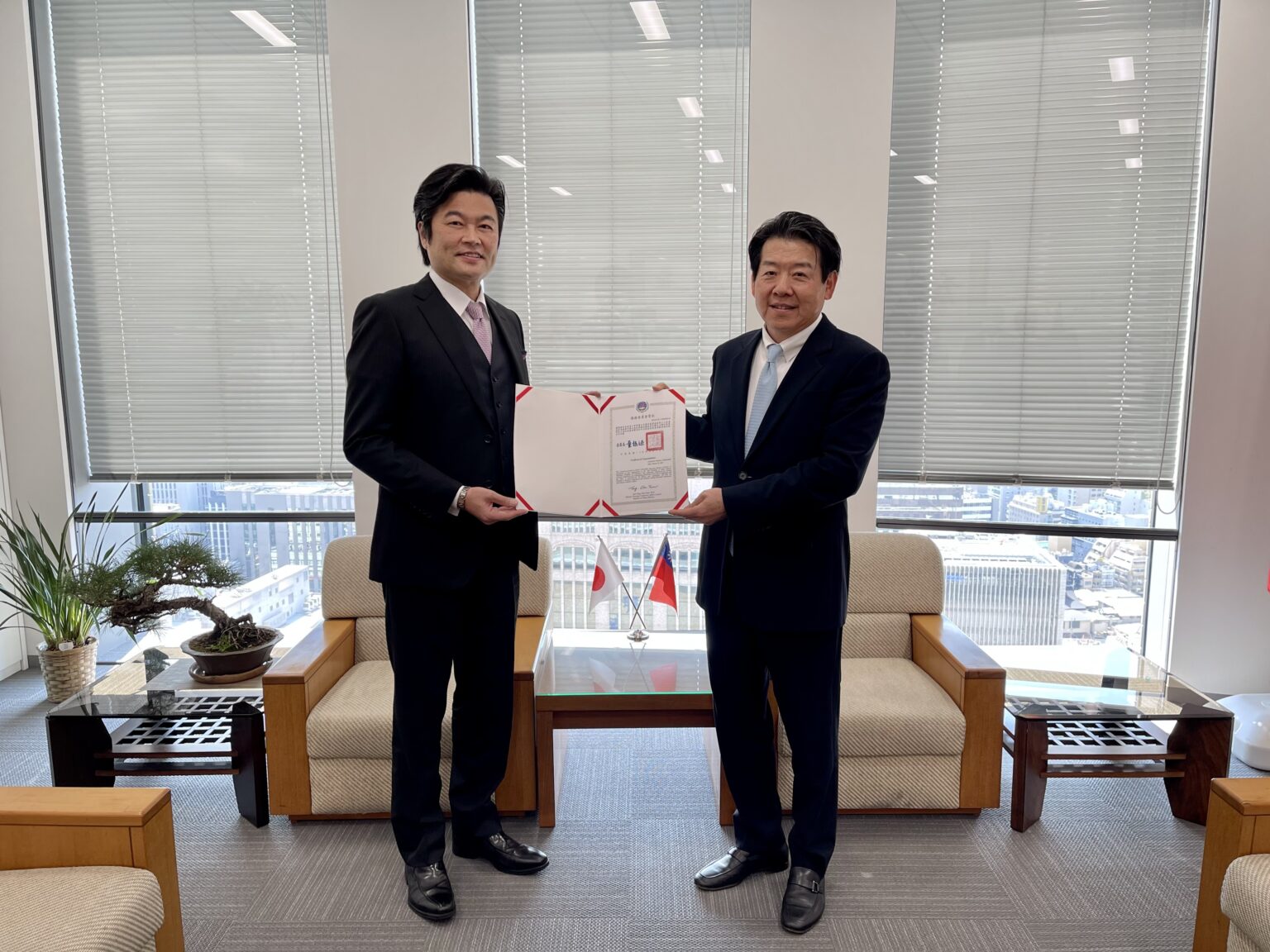 日本關西台商協會於在大阪辦事處舉行第12、13屆會長交接
