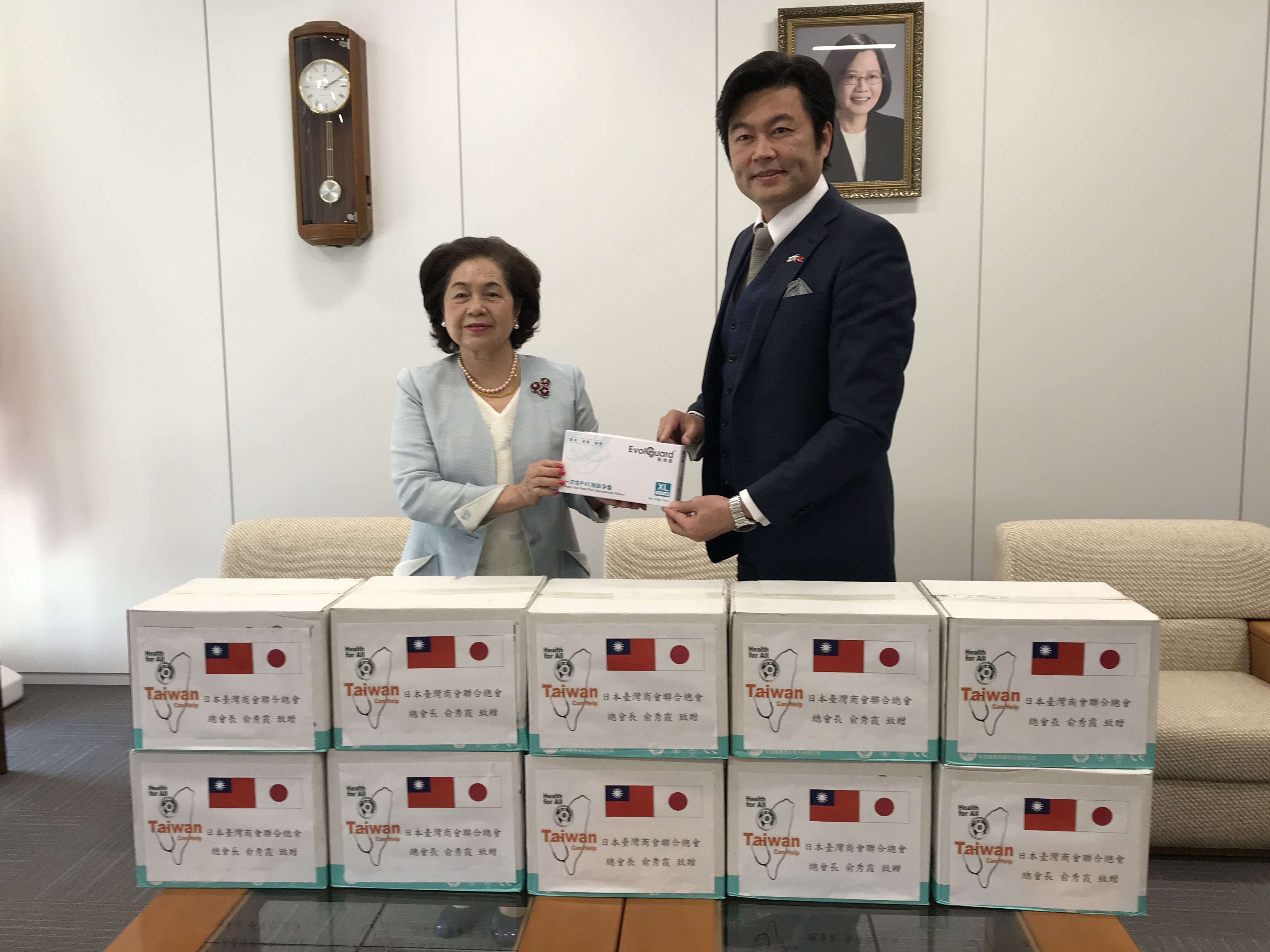日本關西地區疫情延燒總會長捐醫療手套供駐大阪辦事處統籌